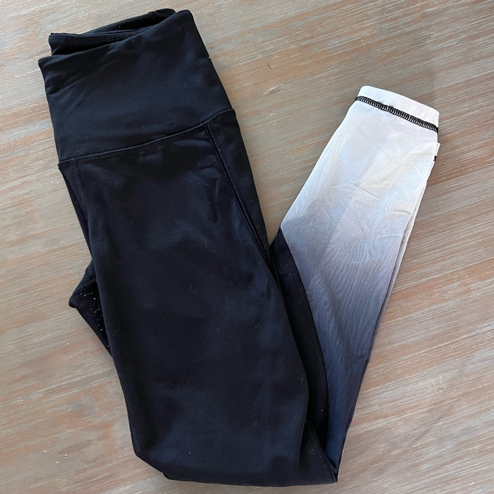 Victoria’s Secret sport knockout athletic leggings. Size xs. Black with ombré.